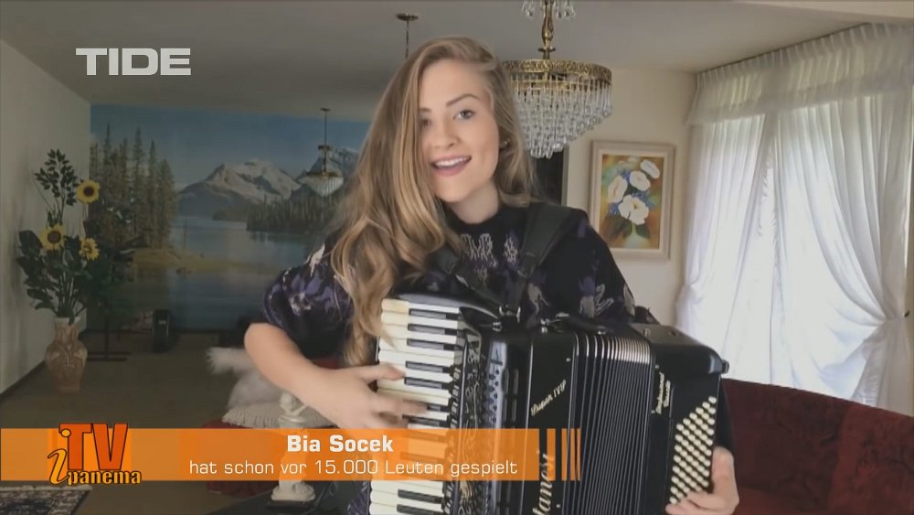 Bia Socek spielt Akkordeon in einem Maenner Revier
