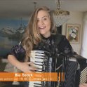 Bia Socek spielt Akkordeon in einem Maenner Revier